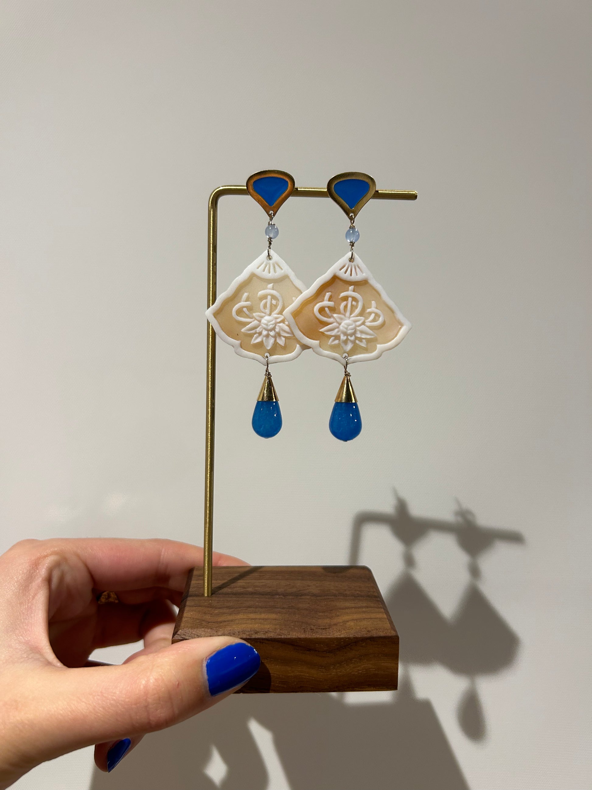 Anna e Alex Cameo Lapis Lotus Earrings – Artisanal Cornucopia